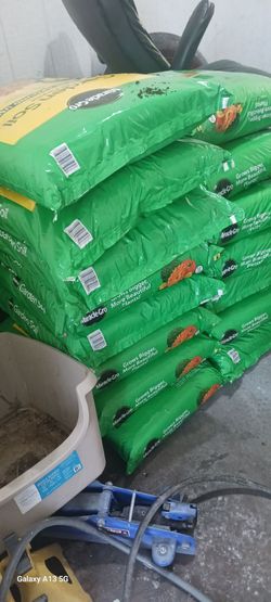 Miracle gro garden soil 1.5cu ft (15)