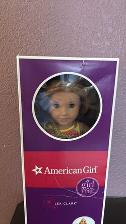 American Girl of the Year Lea with box