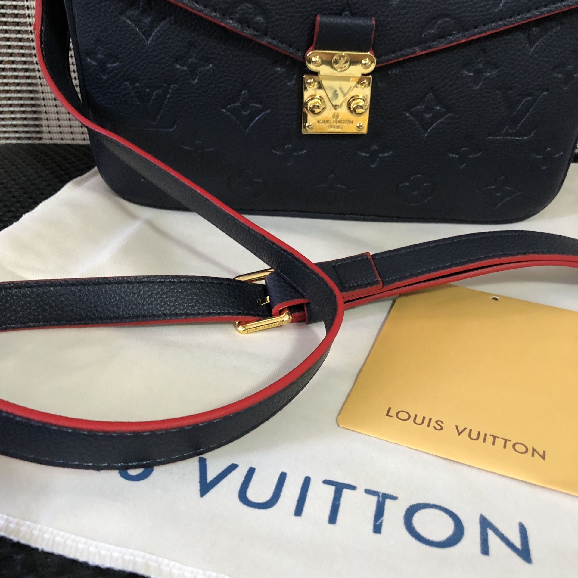 Louis Vuitton Monogram Empreinte S-lock Gold Buckle Ladies Single Handle Shoulder  Bag in Embossed Soft Grain Leather for Sale in Portland, OR - OfferUp
