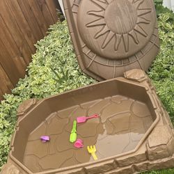 Step2 Naturally Playful Sandstone Beige Plastic Sandbox Toy with Cover for Kids