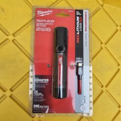 Milwaukee
800 Lumens LED USB Rechargeable Fixed Focus Flashlight