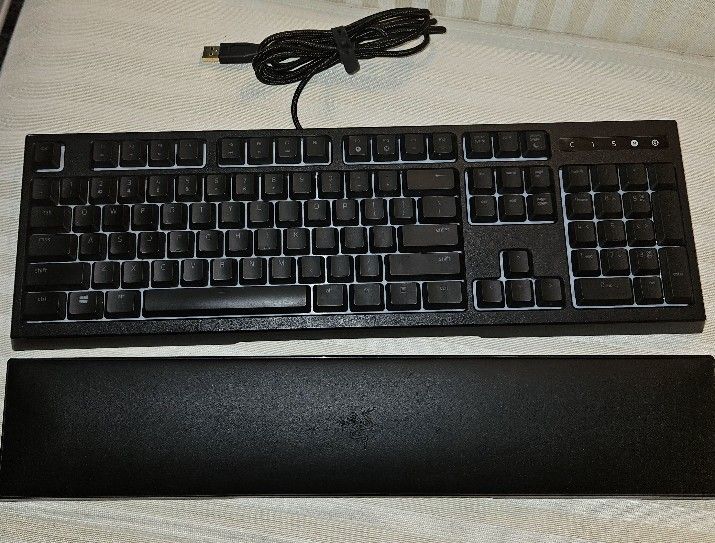RAZER ORNATA CHROMA GAMING KEYBOARD WITH ERGONOMIC WRIST  REST