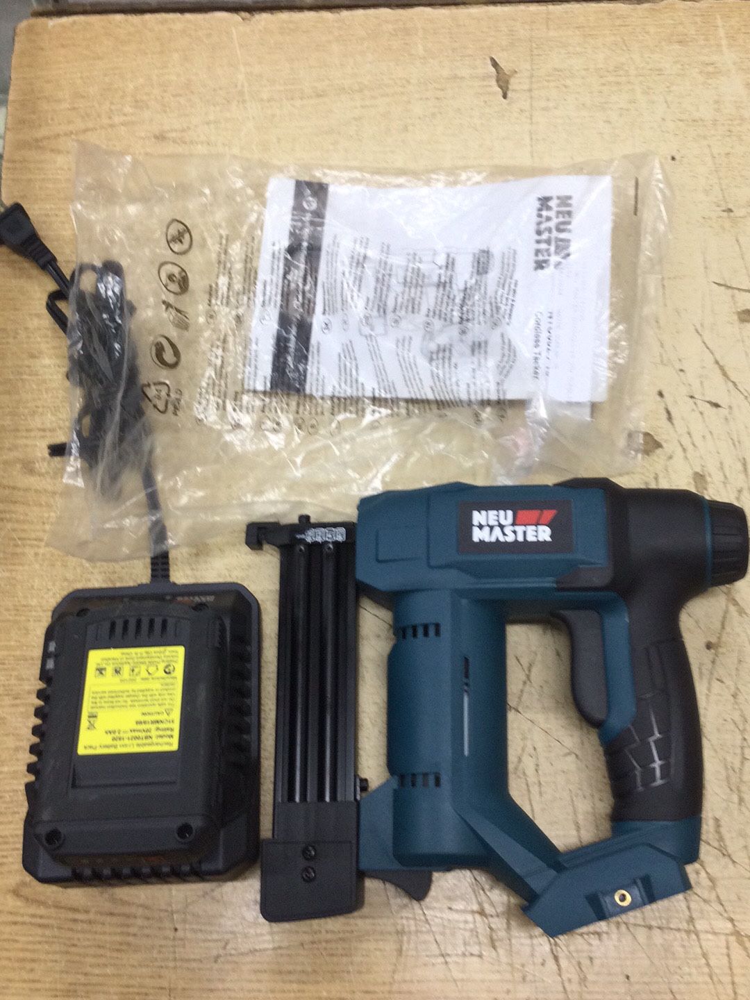 NEU MASTER Nail Gun Battery Powered, 18 Gauge 2 in 1 Cordless Brad Nailer/Staple Gun with 2.0Ah Li-ion Battery, 1000pcs Nails and 500pcs Staples Inclu