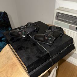 PS4 + 2 Controllers