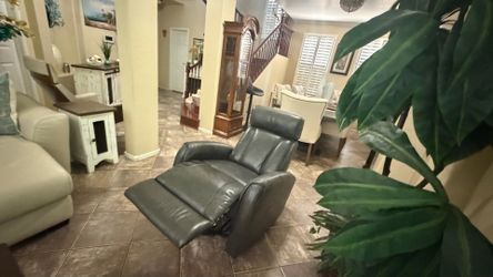 Manual rocking swivel leather recliner chair in excellent condition