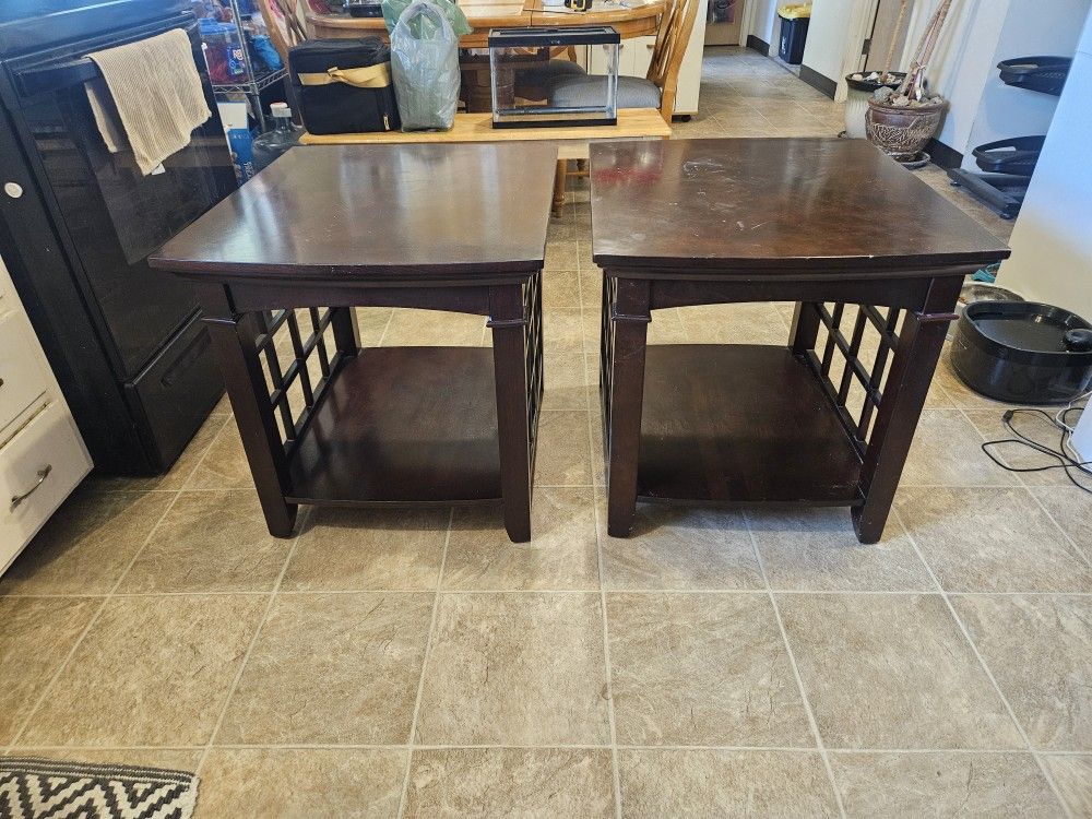 Two matching end tables - Size is 24 × 28