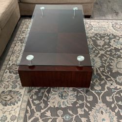 Very nice and Sterdy Wood coffee Table, Like New In Great Condition 