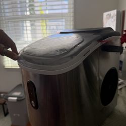 Countertop ice maker