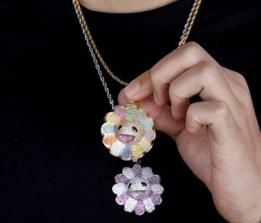 Spinning flower pendant