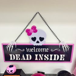 Ashland “Welcome Dead Inside” Halloween Wall Sign – Pink Skull Decor