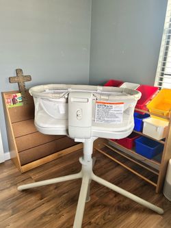 Halo Bassinet with Bookcase & Toy Bin