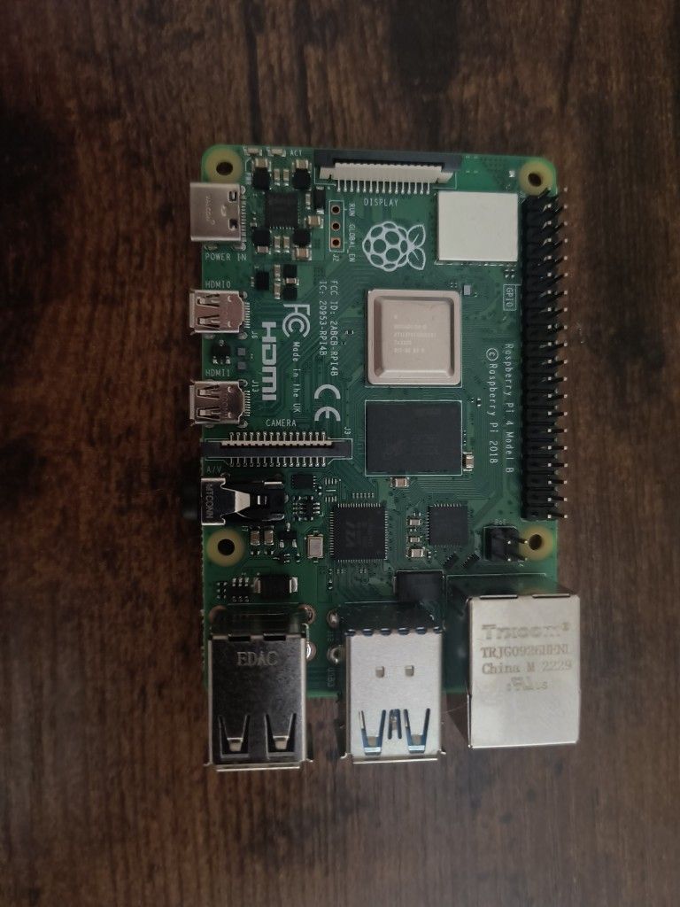 Raspberry Pi 4 Model B (4 GB) + 32 GB MicroSD + Black CanaKit Case