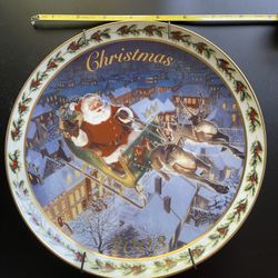 Tom Newsom For Avon Vintage 2003 Christmas Plate Coming To Town 22K Gold Trim 