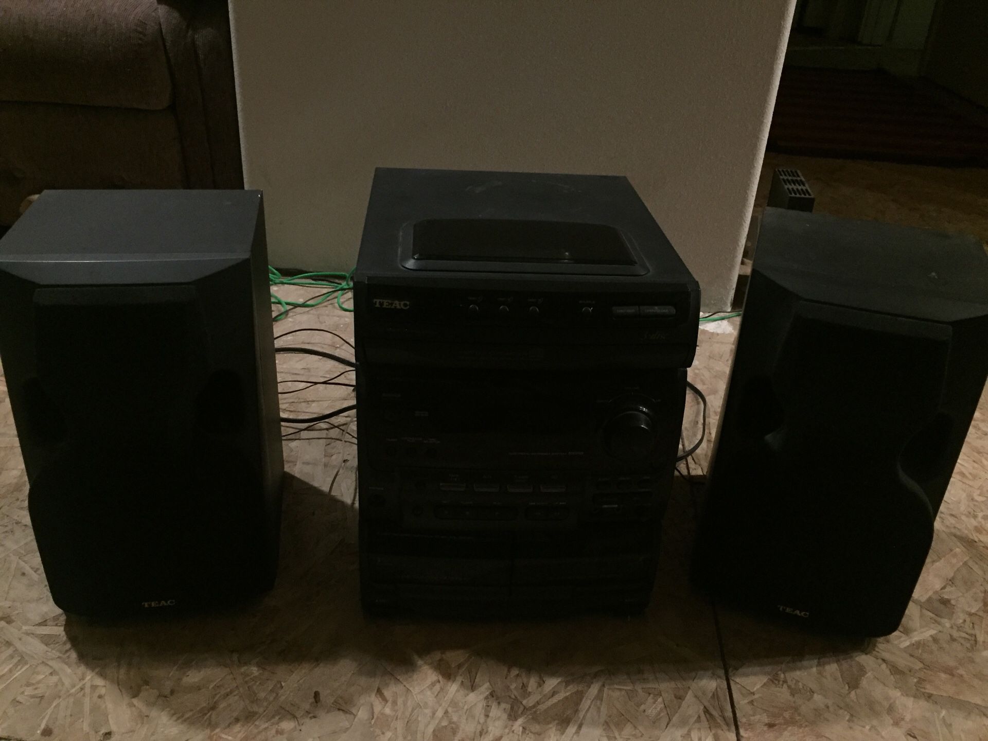 Teac AM& FM Stero. With 5 Disc CD player & 2 Speaker works