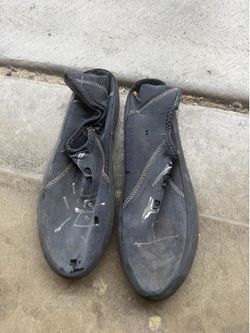 Suitable for wading, diving, fishing, and the beach. Size 10.