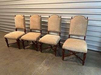 Classic wooden chairs with thumbtacks details /sillas clásicas con detalles de tachuelas