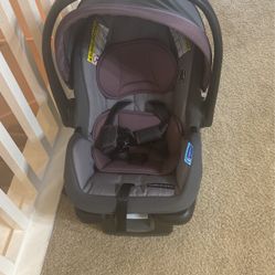 New Born car Seat With The Base Graco Modest Nest 