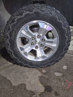 Set of 4 factory chevy silverado 18in wheels