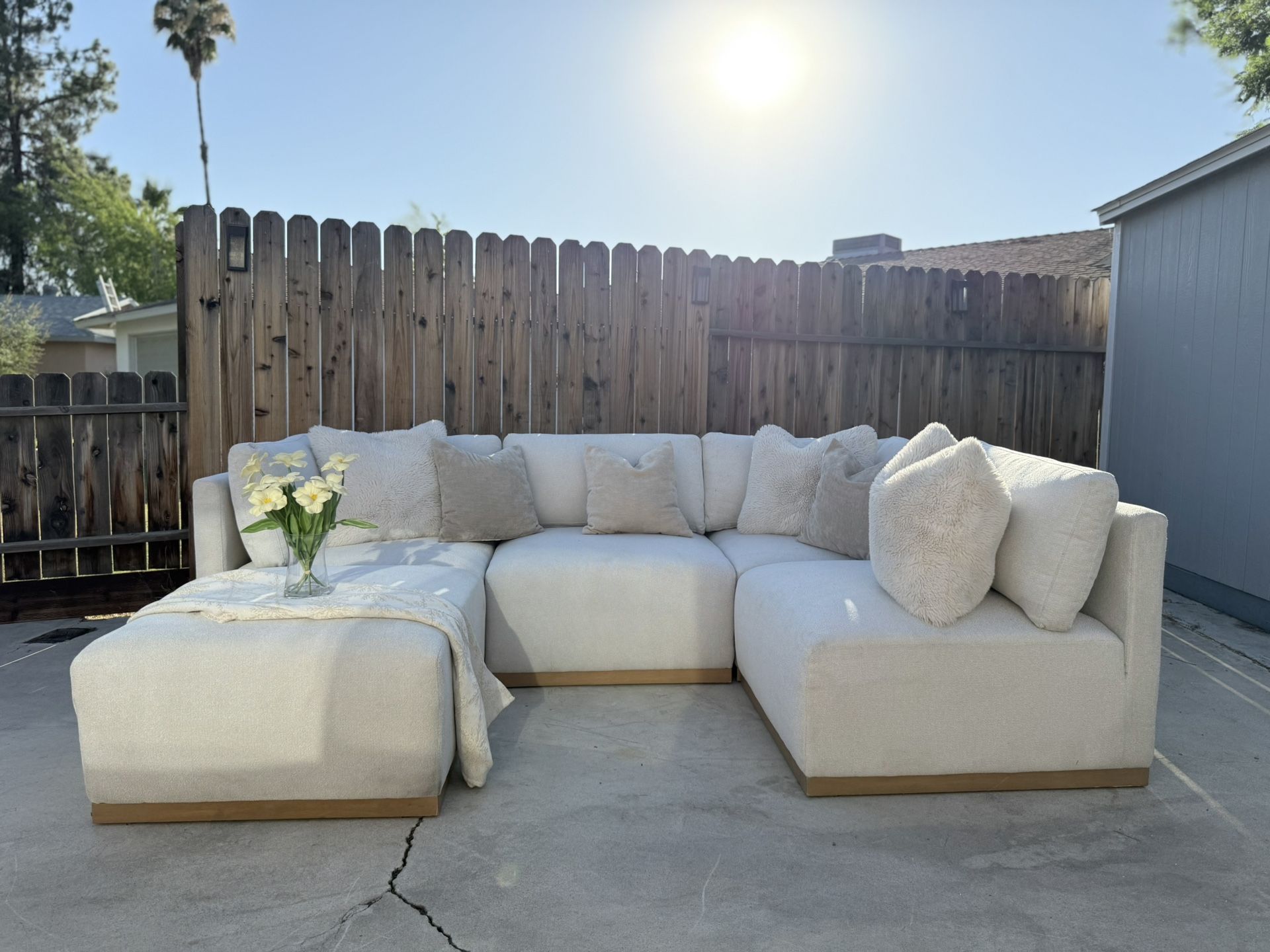 🔥 COSTCO MODERN WHITE SECTIONAL COUCH – LIKE NEW! | Delivery Available 🚚