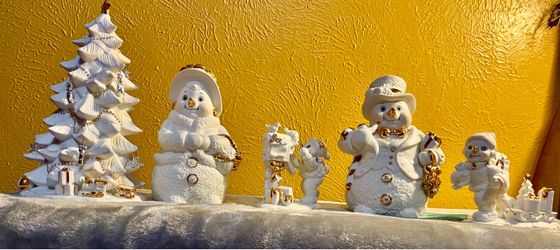 Grandeur Noel 2000 Porcelain Snowman Family 5-Piece Figurine Set