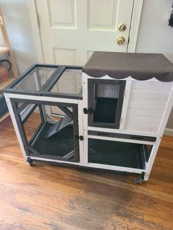 Rabbit hutch with wheels