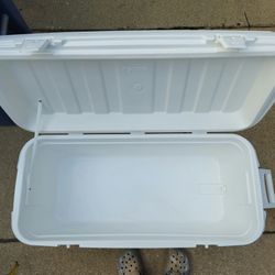 120 Quarts Igloo Cooler. THE PRICE IS FIRM  Pick Up In Hanover Park 
