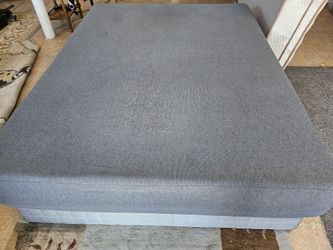 Casper queen size
mattresSs Gel Memory
Foam And Box Spring
Good conditions 140
dlls free delivery