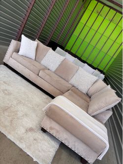 Nice sectional sofa couch (DELIVERY AVAILABLE)