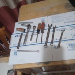 Two Craftman Sockets W Few https://offerup.com/redirect/?o=QXR0YWNoLm9uZQ== Socket Screwdriver .one Flat Head 5.8.13mm.7.16 Wrenches One Extender One 