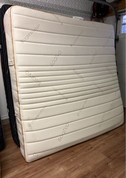 Saatva king mattress