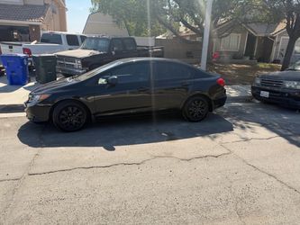 2012 Honda Civic – Clean Title – Cold A/C – 36 MPG – Well Maintained