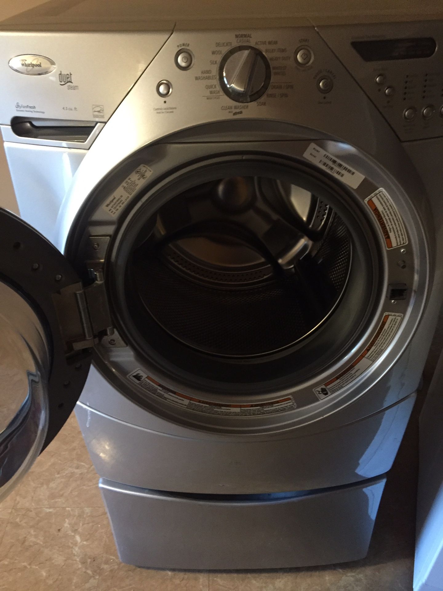 Whirlpool duet steam front load washer w/storage underneath 4.5 cu ft for Sale in Cedar Rapids