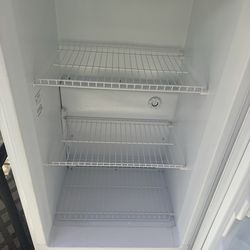 EXTRA CLEAN FRIGIDAIRE UPRIGHT FREEZER