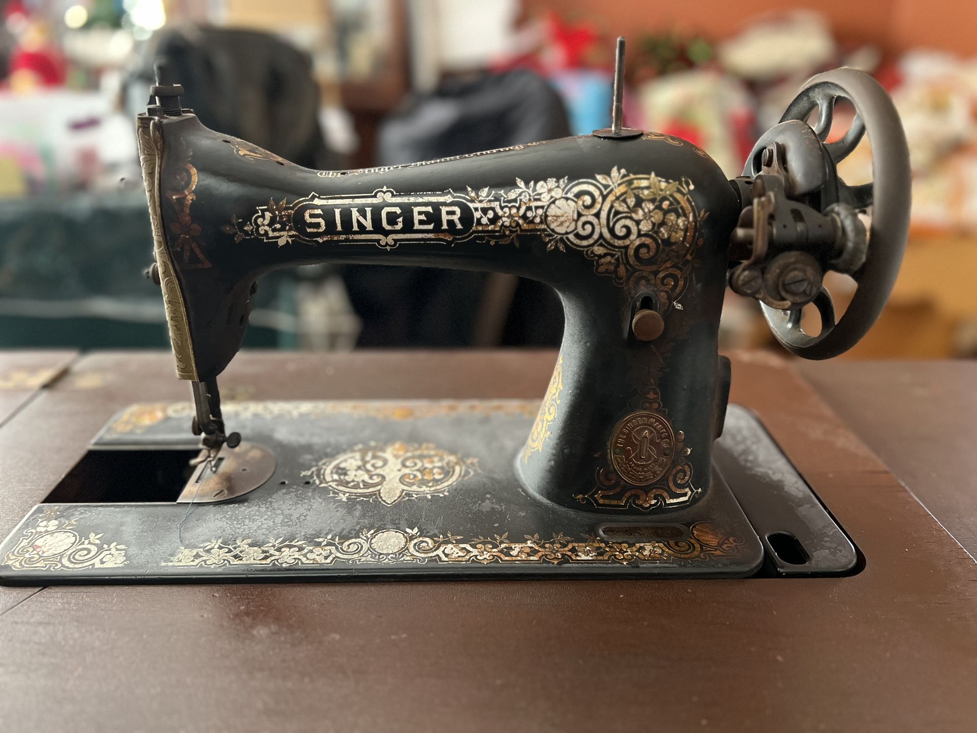 Vintage Singer Sewing Machine & Table