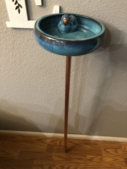 Bird Feeders & Bird Baths