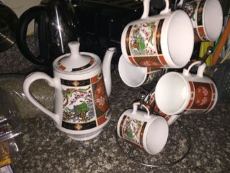 Tea/coffee pot with mugs