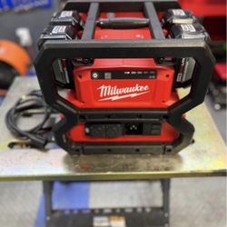 Milwaukee M18 Portable Generator w/ qty(4) 12AH batteries