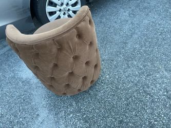 Swivel vanity chair with storage