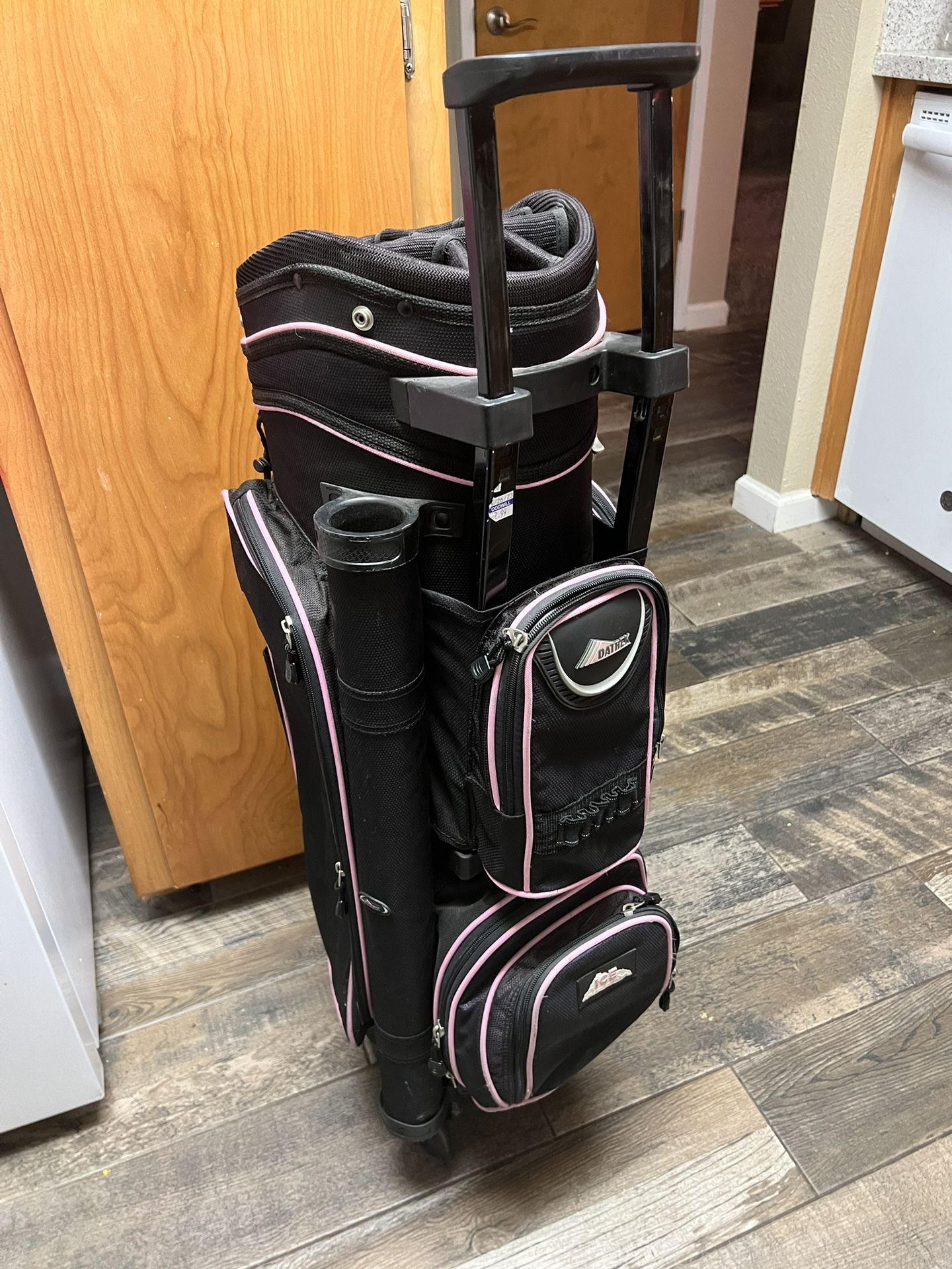 Nice Women’s CLEAN DATREK GOLF CLUB ROLLER CLUB CART BAG ON WHEELS with Handle & Shoulder Strap.  Lots of dividers and side bags.  Excellent condition