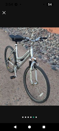 Hybrid Schwinn mountain bike front suspension, 26-in tires, 18-speed, hybrid, 18.5 in frame adjustable handlebars, shock absorber seat