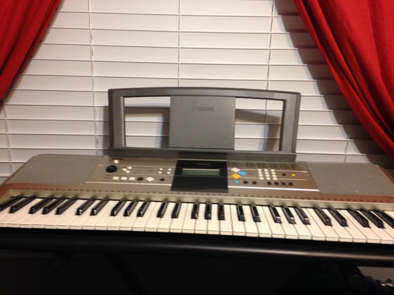 Yamaha YPT-320 keyboard