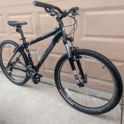 26"x2.0. SPECIALIZED ROCKHAPPER MENS, KIDS MOUNTAIN BIKE. (M).17". EXCELLLENT CONDITION FRESHLY TUNE UP 👌🏼