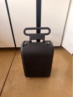 Heavy-duty Baxter rolling travel case