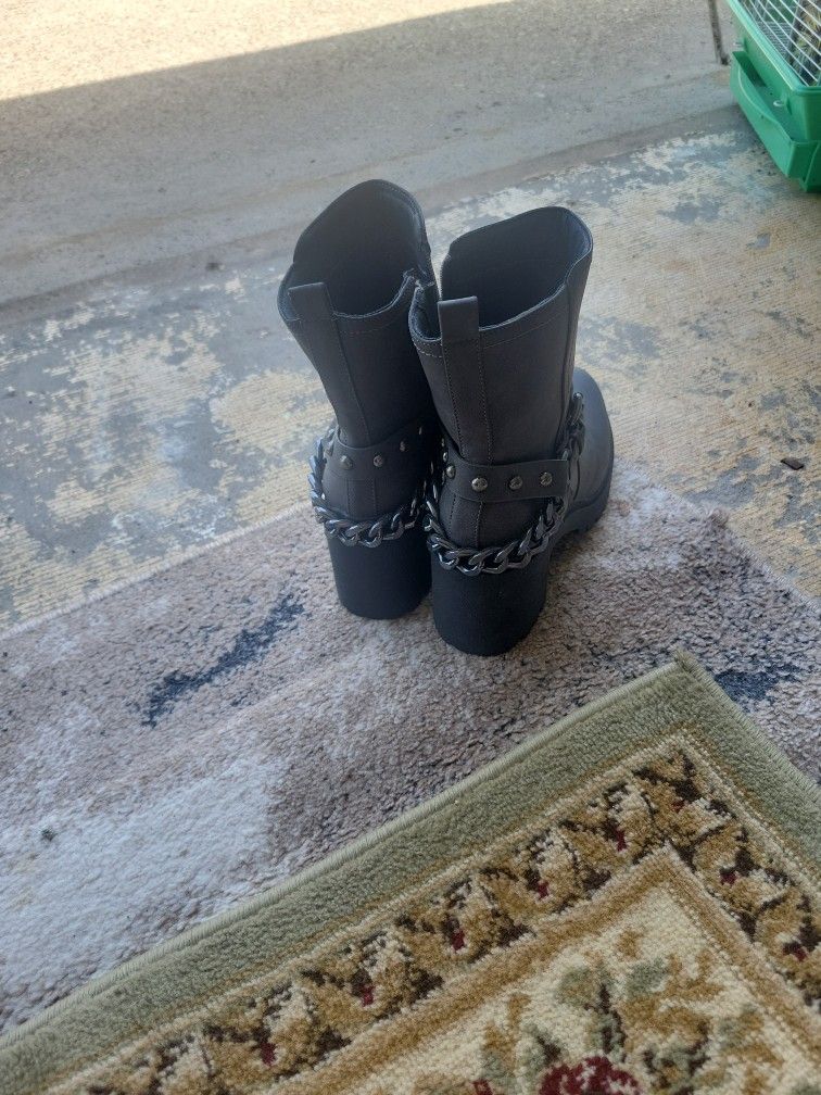 Boots for women size eight it is brand new