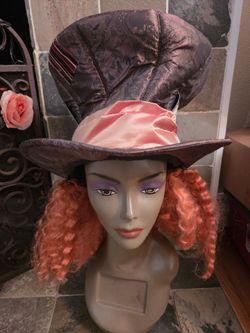 Disneyland Mad Hatter Hat With Crazy Red Hair Alice In Wonderland Johnny Depp Used


Here is an amazing hat

It is a replica of the hat Johhny Depp wo