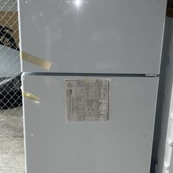 GE 21.9-cu ft Top-Freezer Refrigerator (White)