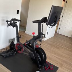 PELETON SPIN BIKE & ACCESSORIES 
