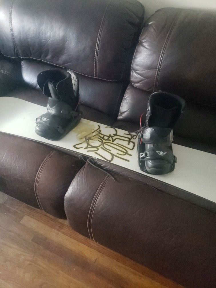 61" Tech Nine Snowboard With Bindings And Snow Boots