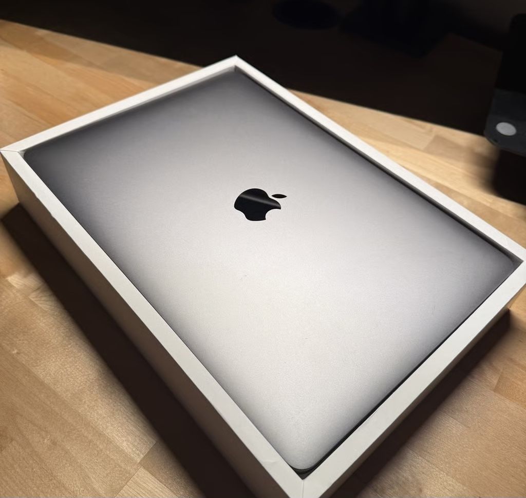 MacBook Pro 13” – i7 32GB RAM 4TB SSD Touch Bar
