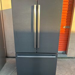 BOSCH STAINLESS STEEL COUNTER DEPTH FRENCH DOOR REFRIGERATOR WITH ICE MAKER  / ENERGY STAR 